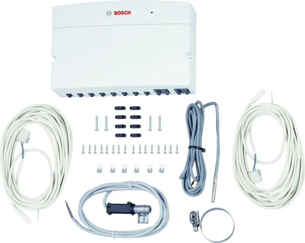 Weiße Bosch Steuerungseinheit mit verschiedenen Anschlusskabeln, Schrauben, Cable Tie und Temperaturfühler, arrangiert auf einem weißen Hintergrund.